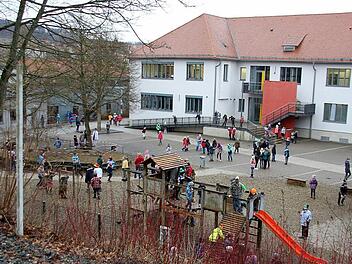 Der Pausenhof bietet Platz, bald auch neue Sitzplätze: Der Schulverband genehmigte zusätzliche Sitzmöglichkeiten. Fotos: Ralf Kestel