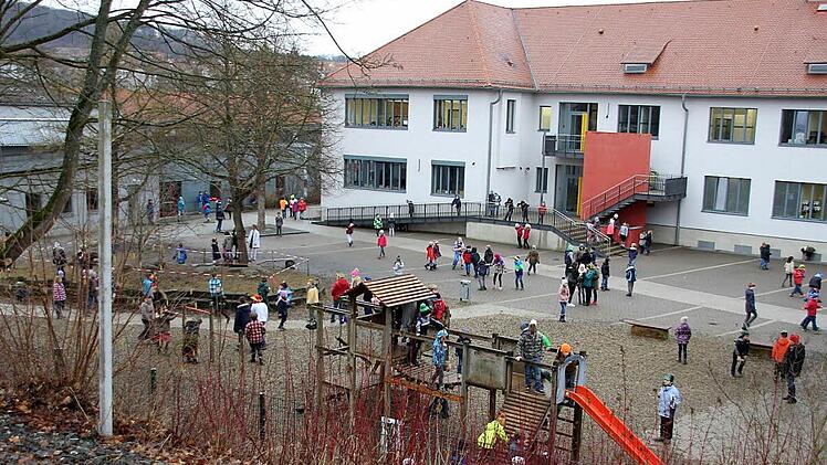 Der Pausenhof bietet Platz, bald auch neue Sitzplätze: Der Schulverband genehmigte zusätzliche Sitzmöglichkeiten. Fotos: Ralf Kestel