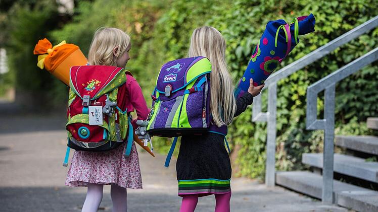 Auf dem Schulweg mit dem Auto sind Gurt und Kindersicherung besonders wichtig. Zum Schulanfang &uuml;berpr&uuml;ft die Polizei Wege zu Schulen und Kinderg&auml;rten. Foto: Frank Rumpenhorst/dpa