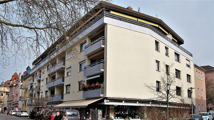 Heutige Ansicht: Mittel- und Vorderbau des Hotels Büdel (Ecke Martin-Luther-Straße) wurden Anfang der Siebziger Jahre abgerissen und durch das heutige Wohn- und Geschäftshaus ersetzt; nur das frühere Hotelrestaurant (hinten mit Erker) blieb als erhalten. Foto: Sigismund von Dobschütz