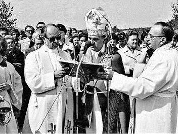 Weihbischof Martin Wiesend (Mitte) weihte 1978 das Haßlacher Gotteshaus, rechts daneben Geistlicher Rat Karl Vollmer.  Foto: G. Fleischmann