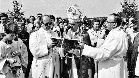 Weihbischof Martin Wiesend (Mitte) weihte 1978 das Haßlacher Gotteshaus, rechts daneben Geistlicher Rat Karl Vollmer.  Foto: G. Fleischmann