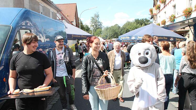 Die Von-Würtzburg-Straße in der Marktgemeinde Mitwitz verwandelte sich am Kirchweihsonntag beim Standmarkt in eine Fußgänger-, Einkaufs- und Genussmeile.Herbert Fischer