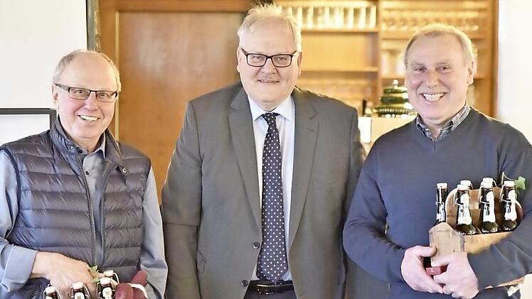 Die Stadt Königsberg, vertreten durch Bürgermeister Claus Bittenbrünn (Mitte), ehrte Gemeindeschreiber Walter Schneider (links) für 1041 Stunden und Herbert Spath (rechts) für 621 freiwillige Arbeitsstunden.