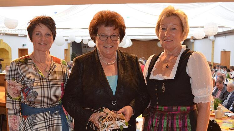 Ein herzliches Dankeschön für leidenschaftliche Worte: Dagmar Hartleb, Barbara Stamm und Heidi Bauersachs (von links) Foto: Gabi Bertram