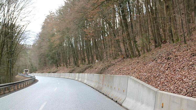 Auf 800 Metern Länge wurde aufgrund der Steinschlaggefahr an der Staatsstraße bei Kasendorf eine Betonwand aufgestellt.