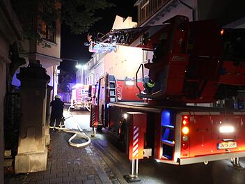 Gegen 21 Uhr brach am Samstag in der Ansbacher Innenstadt ein Wohnhausbrand aus. Foto: Haag/News5
