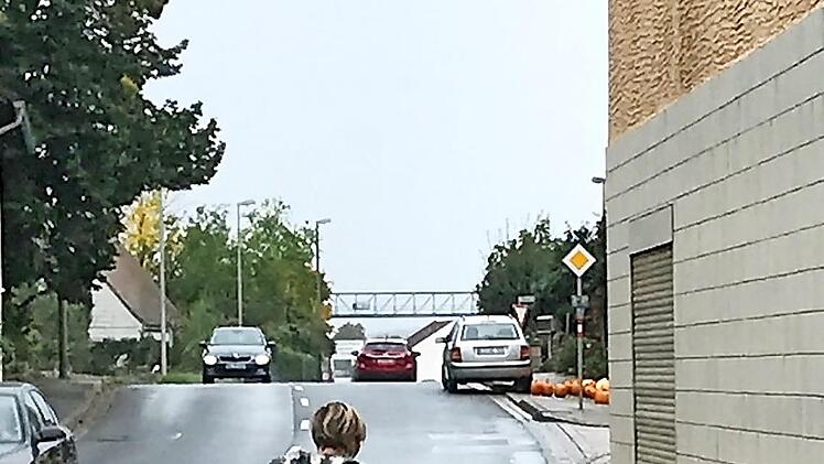 Der Gehweg ist viel zu schmal.