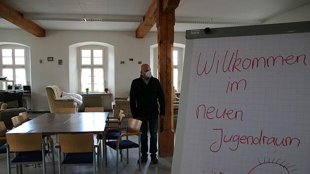 B&uuml;rgermeister Michael Kastl sieht sich den neuen Raum f&uuml;r die Jugendfeuerwehr an. Benutzen d&uuml;rfen sie ihn wegen Corona nicht. Foto: Thomas Malz