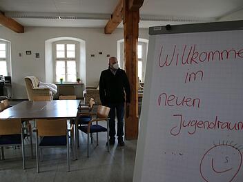 Bürgermeister Michael Kastl sieht sich den neuen Raum für die Jugendfeuerwehr an. Benutzen dürfen sie ihn wegen Corona nicht. Foto: Thomas Malz