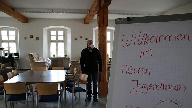 Bürgermeister Michael Kastl sieht sich den neuen Raum für die Jugendfeuerwehr an. Benutzen dürfen sie ihn wegen Corona nicht. Foto: Thomas Malz