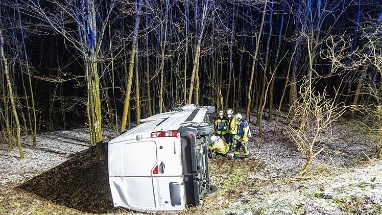Baunach: Gegen mehrere B&auml;ume geprallt: Feuerwehr rettet 34-J&auml;hrige aus Kastenwagen