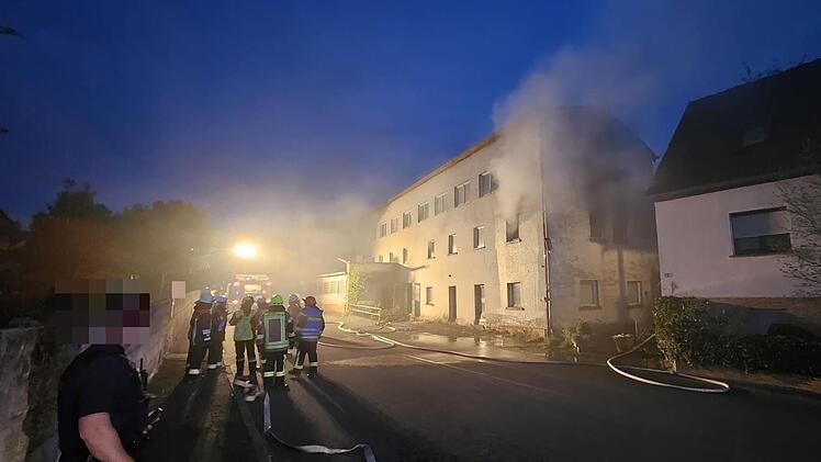 Mitwitz: Industriegebäude in Flammen - mehrere Feuerwehren im Einsatz