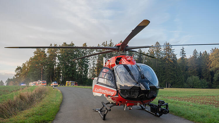 Unfall bei Steinfeld: Verletzter Fahrer muss aus Auto geborgen werden