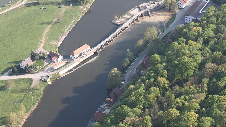 etroffen vom Böschungsabbruch am Fuß des Banzbergs ist die Kreisstraße LIF 7, die unmittelbar zwischen dem Mainufer und dem steil aufsteigenden Abhang des Banzbergs verläuft. Gegenüber ist das Wasserkraftwerk Hausen zu sehen. Fotos: Matthias Einwag