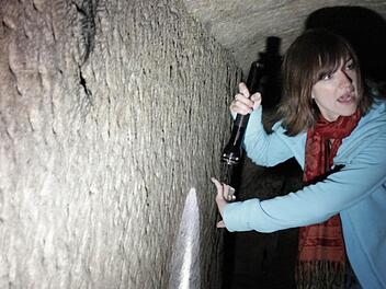 Lena Klahr erläutert die Kratzspuren an den Wänden des Bauernkellers.  Foto: Josef Hofbauer