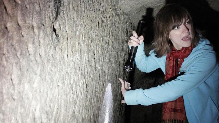 Lena Klahr erläutert die Kratzspuren an den Wänden des Bauernkellers.  Foto: Josef Hofbauer
