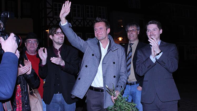 Mit einem staatsmännischen Winken in die Runde bedankt sich Andreas Hügerich bei den Anwesenden vor dem Rathaus.