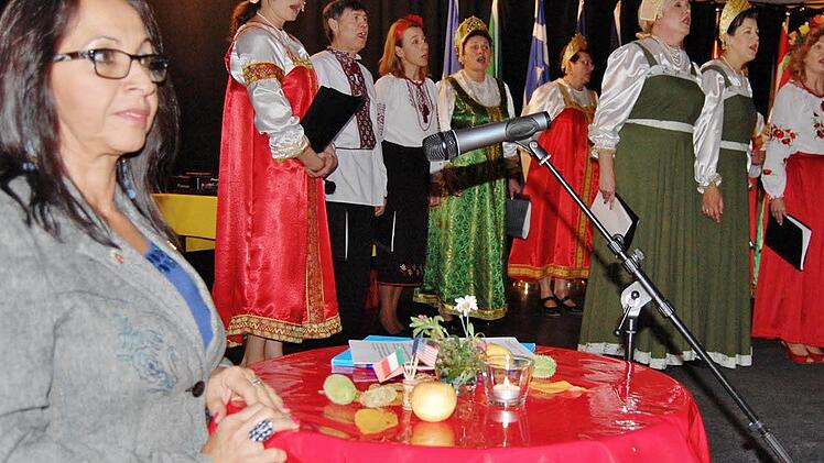 Die Sprecherin des Integrationsbeirates, Ana Maria Benevides, dankte allen Aktiven wie hier deim Singkreis Slawjanka.