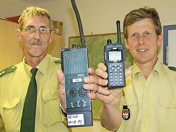 Während die Polizei bereits seit Mai digital funkt - im Bild Bernhard Leicht, der Beauftragte für Digitalfunk in der Polizeiinspektion Bad Kissingen, mit einem alten und Dienststellenleiter Stefan Haschke mit einem neuen Gerät -, müssen sich die Feuerwehrleute noch etwas gedulden. Foto: Ralf Ruppert