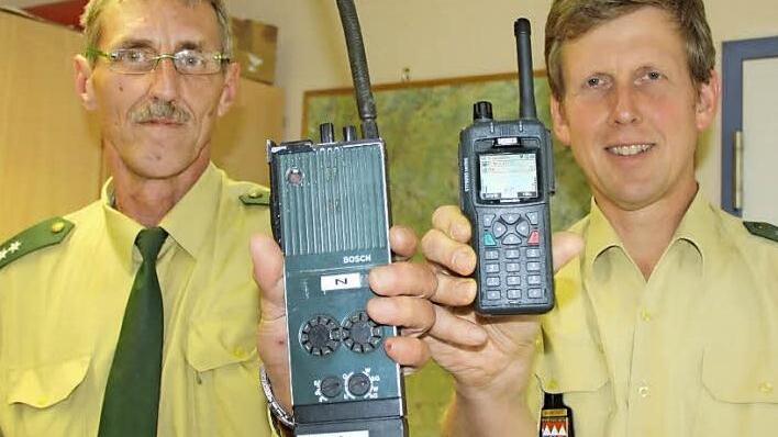 Während die Polizei bereits seit Mai digital funkt - im Bild Bernhard Leicht, der Beauftragte für Digitalfunk in der Polizeiinspektion Bad Kissingen, mit einem alten und Dienststellenleiter Stefan Haschke mit einem neuen Gerät -, müssen sich die Feuerwehrleute noch etwas gedulden. Foto: Ralf Ruppert