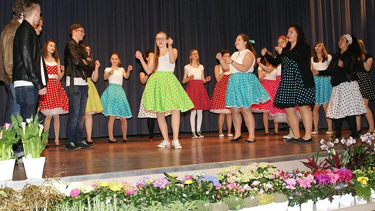 Donnernden Applaus erntete der Jugendchor "Cantarella" für sein "Grease"-Medley.