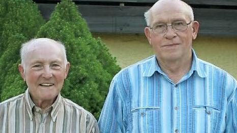 Zwei Gründungsmitgliedern durfte der FC Hohenberg an seinem Ehrenabend für ihre 65-jährige Treue danken: Hans Goller (links) und Adolf Nüssel.