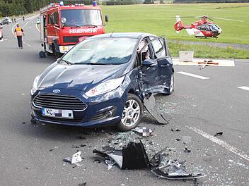 Das Auto des Unfallverursachers. Der Mann wurde mit einem Helikopter (im Hintergrund) in eine Spezialklinik geflogen.  Foto: Friedwald Schedel