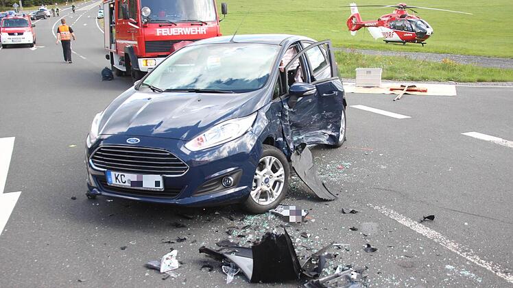 Das Auto des Unfallverursachers. Der Mann wurde mit einem Helikopter (im Hintergrund) in eine Spezialklinik geflogen.  Foto: Friedwald Schedel