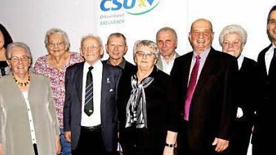 Für ihre langjährige Treue wurden diese Mitglieder geehrt. Unser Bild zeigt sie mit den Vertretern der CSU (von links): Dorothee Bär, Therese Thoma, Renate Kartmann, Heinrich Lutz, Georg Engel, Edda Strauß, Günther Diem, Franz Förtsch, Herta Dietz und Roland Metzner.  Fotos: gg