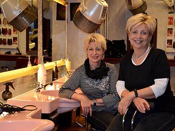 Die Schwestern Theresia Gulich (rechts) und Juliana Faber-Wehner sitzen hier im Damenbereich ihres Zahlbacher Salons. Nun ist dieser geschlossen, trotzdem machen die beiden Friseurmeisterinnen weiter, tageweise.  Foto: Kathrin Kupka-Hahn