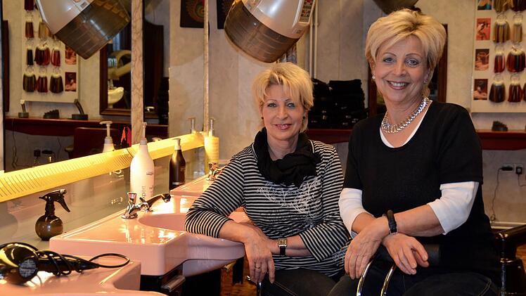 Die Schwestern Theresia Gulich (rechts) und Juliana Faber-Wehner sitzen hier im Damenbereich ihres Zahlbacher Salons. Nun ist dieser geschlossen, trotzdem machen die beiden Friseurmeisterinnen weiter, tageweise.  Foto: Kathrin Kupka-Hahn
