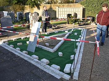 Vor der Sitzung besichtigte der Gemeinderat den Friedhof in Obertheres, auf dem ein Muster-Urnenfeld angelegt wurde. Foto: Ulrike Langer
