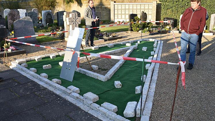 Vor der Sitzung besichtigte der Gemeinderat den Friedhof in Obertheres, auf dem ein Muster-Urnenfeld angelegt wurde. Foto: Ulrike Langer