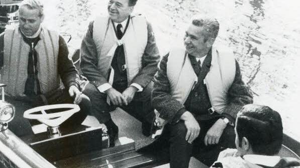 1969: Oberbürgermeister Hans Weiß (2. v. links) im neuen Boot. Foto: Wasserwacht/Gerhard Fuhrmann