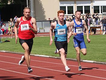 Auch im Sprint zeigte sich Maximilian Entholzner (links) mit 10,85 Sekunden von seiner besten Seite. Der Gegenwind verhinderte für den Nüdlinger Nick Przeliorz (Mitte) noch schnellere Zeiten.  Fotos: Reinhold Nürnberger