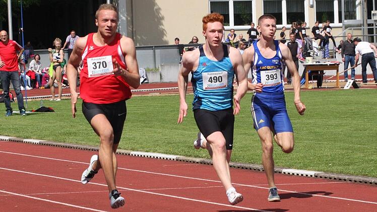 Auch im Sprint zeigte sich Maximilian Entholzner (links) mit 10,85 Sekunden von seiner besten Seite. Der Gegenwind verhinderte für den Nüdlinger Nick Przeliorz (Mitte) noch schnellere Zeiten.  Fotos: Reinhold Nürnberger
