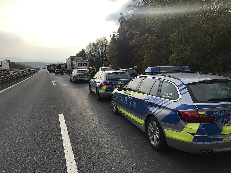 A6 bei Nürnberg: Transporter prallt in Baum - ein Toter