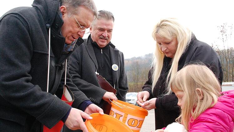 OB Henry Schramm und Landrat Klaus Peter Söllner verkauften zusammen mit zahlreichen weiteren Helfern Lose.