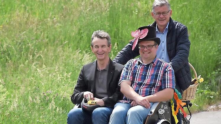 Diakonie-Vorstand Norbert Kern, Hausleiter Michael Wagner und Bürgermeister Wolfgang Möhrlein (v. li.) auf Probefahrt Foto: pr