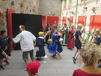 Die Ausbildung in der Knappenschule auf der Trimburg war umfassend: Tanz und Musik (im Bild) gehörten genauso zum Leben der "alten Rittersleut" wie Bogenschießen und Schwerterkampf. Winfried Ehling