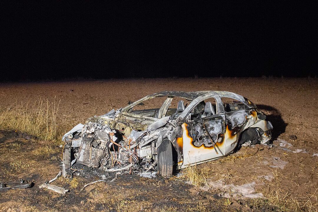Tödlicher Unfall im Kreis Ansbach: Junge Autofahrerin prallt gegen Baum und stirbt - Auto geht in Flammen auf
