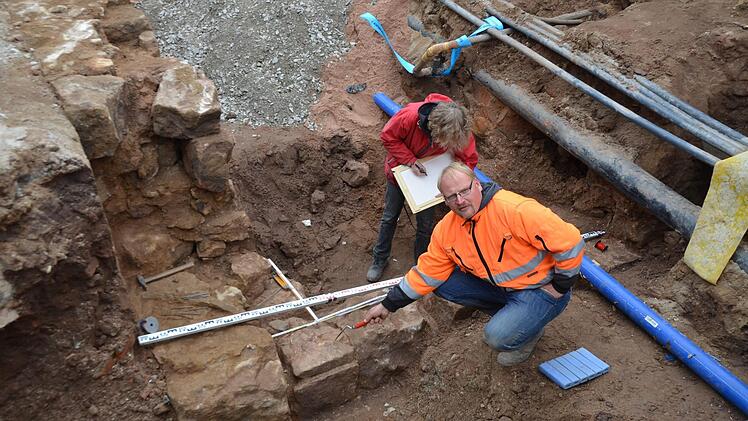 Marco Goldhausen deutet an: Es sind zwei unterschiedliche Steinreihen gefunden worden. Einmal Reste der Brücke, und zum andern wohl das Fundament des mittleren Stadttors.