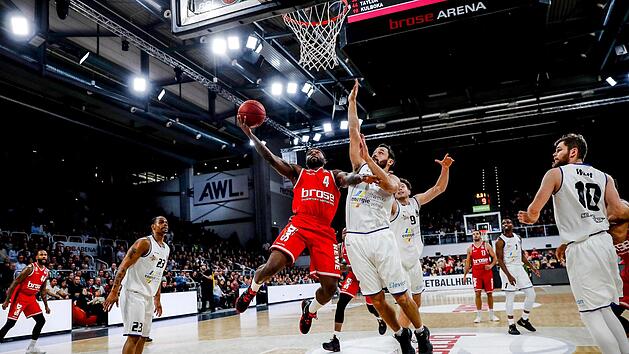 Nach zuletzt m&auml;&szlig;igen Leistungen f&uuml;hrte Tyrese Rice (mit Ball; hier gegen Ermen Reyes-Napoles) sein Team an und gl&auml;nzte mit hoher Trefferquote und tollem Passspiel.  Foto: Daniel L&ouml;b