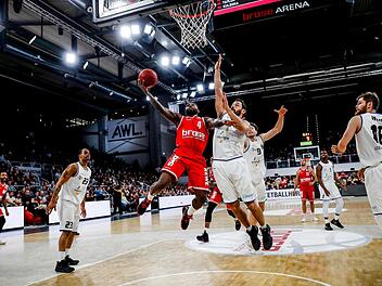 Nach zuletzt mäßigen Leistungen führte Tyrese Rice (mit Ball; hier gegen Ermen Reyes-Napoles) sein Team an und glänzte mit hoher Trefferquote und tollem Passspiel.  Foto: Daniel Löb