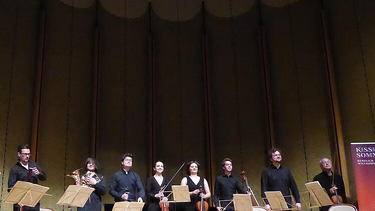 Am Ende des zweiten Konzerts versammelten sich - fast - alle Teilnehmer des Ensembles 2012 auf dem Podium des Rossini-Saals Rodion Tolmachev (Fagott), Alexandru Afanasiev (Horn), Nikita Vaganov (Klarinette), Christina Brabetz (Violine), Elizaveta Zolotova (Viola), Jakob Stepp (Violoncello), Michael Karg (Kontrabass) und der Geiger Kolja Blacher, der Mentor der diesjährigen Kampagne.  Gerhild Ahnert
