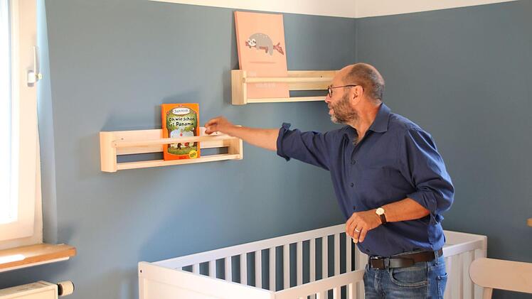 Charlie Friedel bereitet die Zimmer für die künftigen Bewohner der "Mürschter Knopfkiste" vor. In diesem Raum schlafen die Kleinsten. Sechs Kinder im Alter von einem bis sechs Jahren können betreut werden. Foto: Thomas Malz