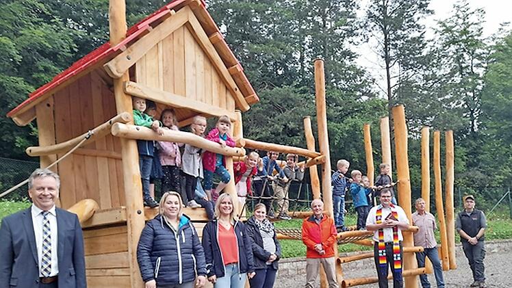 Auch ein Spielh&auml;uschen wurde f&uuml;r die Kinder angeschafft.