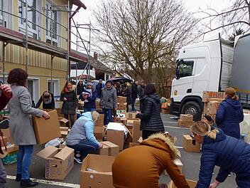 Karton und Tüten füllen den Platz vor der Schule Rottershausen. Der Spendenfluss reißt nicht ab und Initiatorin Melanie Stefan sogt für Struktur im Chaos der vielen Spendenkartons und -tüten. Foto: Hans-Peter Hepp