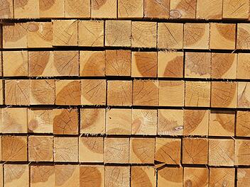 Ein Mitarbeiter eines Sägewerks im Kreis Main-Spessart zog sich schwere Kopfverletzungen zu. Symbolbild: Holz